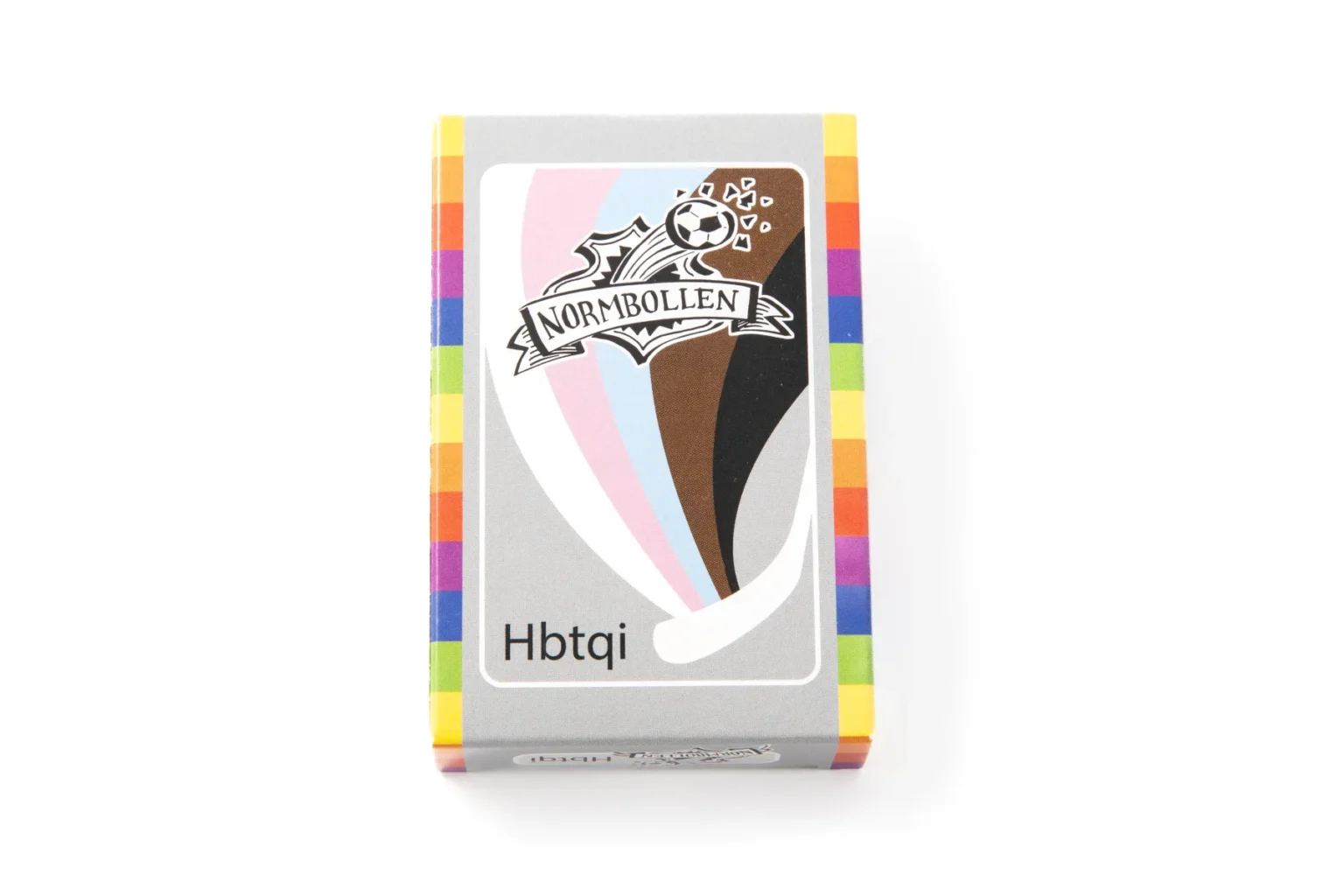 En grå låda märkt Normbollen med Hbtqi-text, med pastellfärgade ränder och en regnbågsfärgad kant som representerar HBTQIA+ pride-färger.